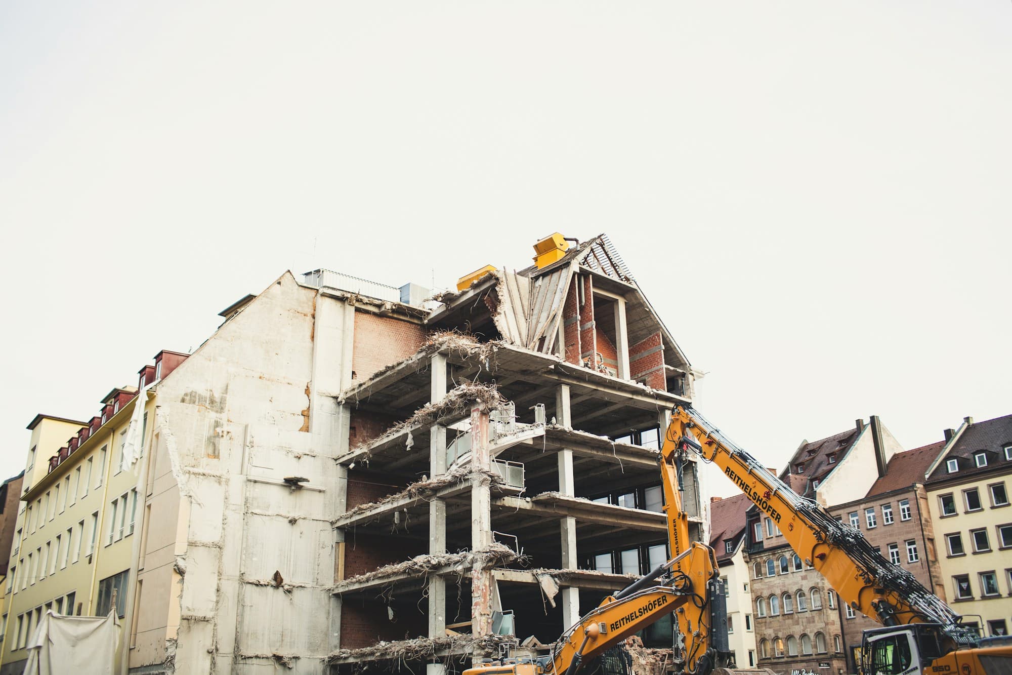 Grue démolissant un bâtiment en béton