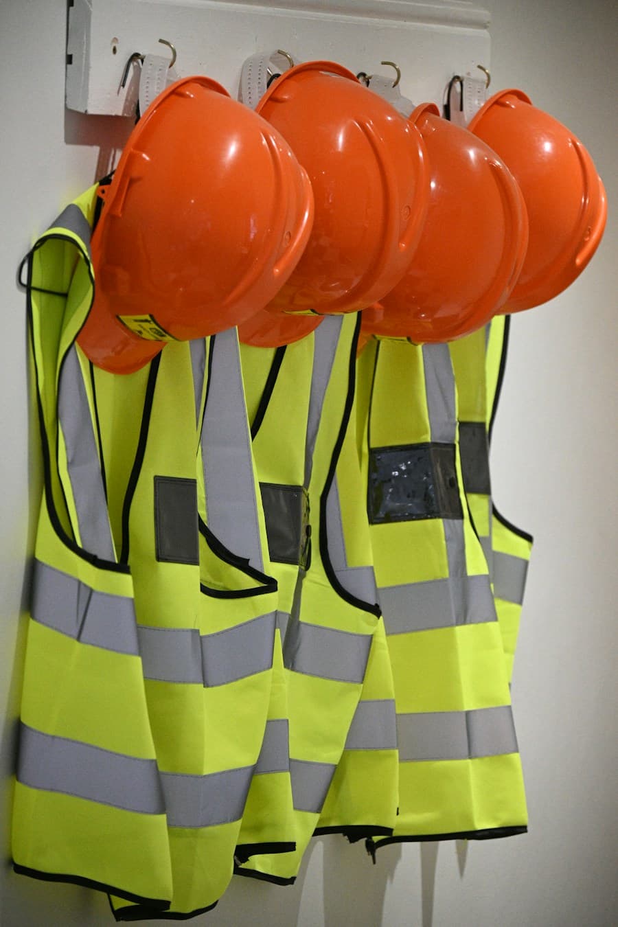 Vestes haute visibilité et casques suspendus